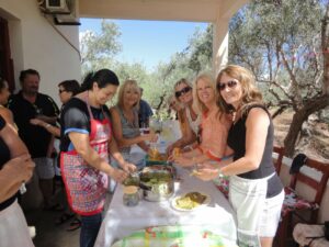 gruppo per lezioni di cucina in chania balos da balos travel