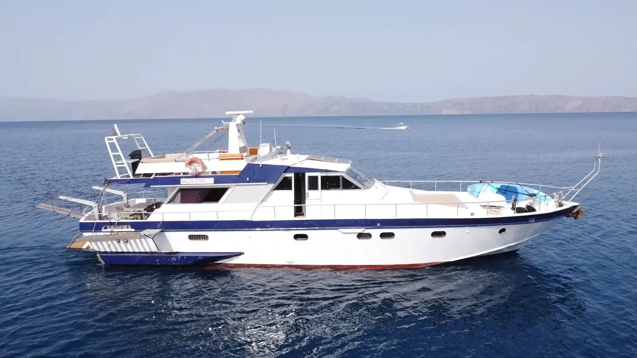Το μεγάλο πολυτελές σκάφος Balos Star 22 μέτρων πλέει στην ανοιχτή θάλασσα για κρουαζιέρα – Οργανώστε την εκδρομή σας με το Balos Travel.