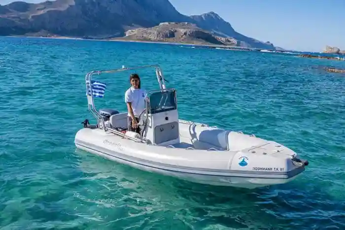 Φουσκωτό σκάφος Oceanic 5m για ιδιωτική κρουαζιέρα στον Μπάλο και τη Γραμβούσα - Ενοικιάστε το σκάφος σας με το Balos Travel.