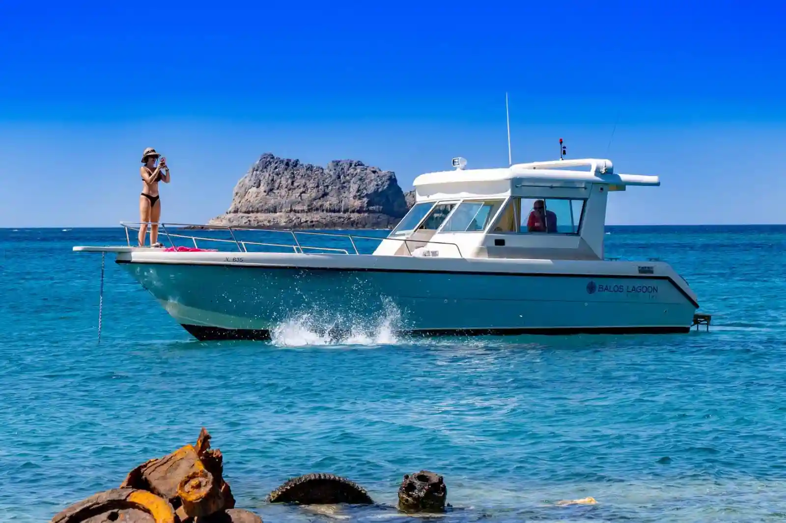 Πολυτελές σκάφος με καμπίνα B-L 1 10 μέτρων αγκυροβολημένο κοντά στη Γραμβούσα – Κλείστε την ιδιωτική σας κρουαζιέρα με το Balos Travel.