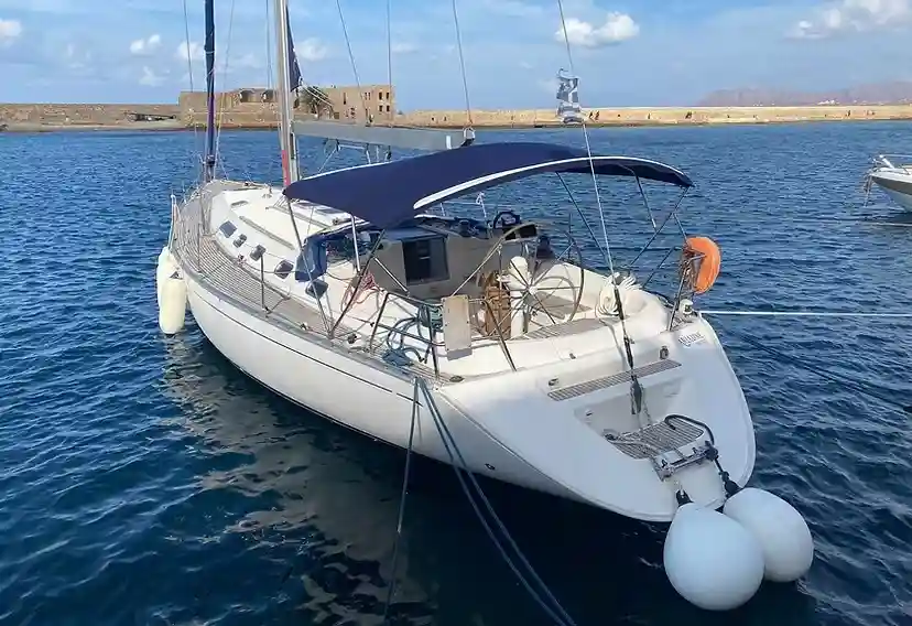 Το ιστιοπλοϊκό σκάφος Ariadne Sailing 13 μέτρων δεμένο στο λιμάνι κοντά στο ενετικό φρούριο – Σχεδιάστε το ταξίδι σας με το Balos Travel.