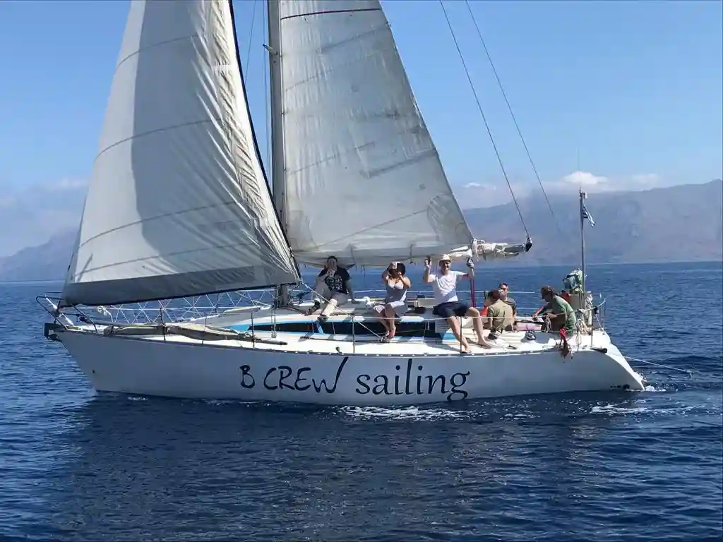 Το ιστιοπλοϊκό σκάφος B Crew Sailing 11 μέτρων ταξιδεύει στην ανοιχτή θάλασσα με επιβάτες στο κατάστρωμα – Κλείστε την κρουαζιέρα σας με το Balos Travel.