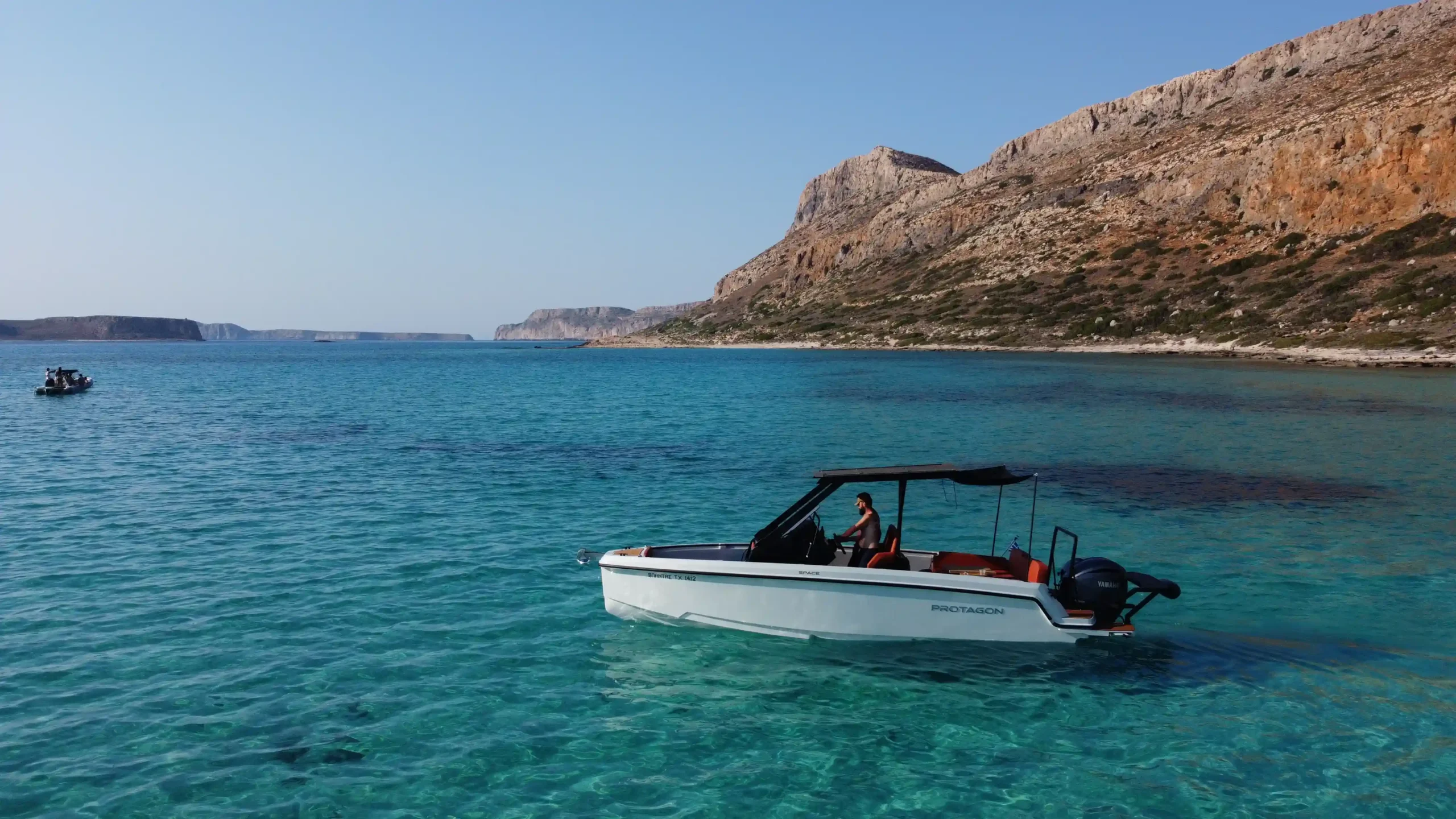 Το σύγχρονο ταχύπλοο σκάφος Vlantas 8.5 μέτρων πλέει στα ρηχά κρυστάλλινα νερά του Μπάλου – Νοικιάστε το δικό σας σκάφος με το Balos Travel.
