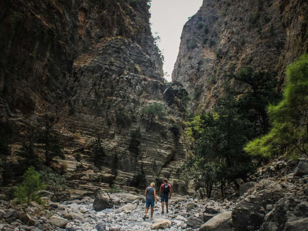 Les gens qui font de la randonnée dans les gorges de Samaria en Crète