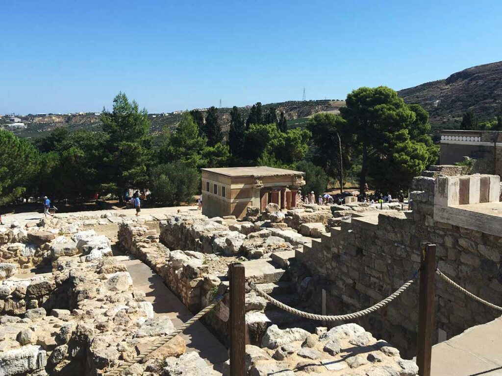 <strong>Planning your Knossos Palace tour: Must-see highlights and tips</strong> 1 Panoramic view of the Palace of Knossos, a unique archaeological site in Crete that is well worth exploring.